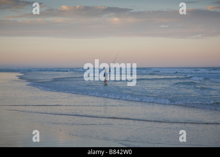 einsame Meer Fischer auf Fraser Island Australien Stockfoto