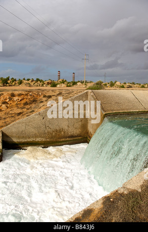 Kühlwasser aus Kraftwerk in der Nähe von Djorf Lasfar Hafen Marokko Stockfoto