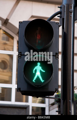 Der grüne Mann "zu Fuß" Zeichen auf einem britischen Fußgängerüberweg in der Nähe von Piccadilly Circus, London.  Jan 2009. Stockfoto