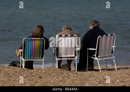Am Strand sitzen. Stockfoto