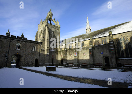 Kings College an der Universität in Old Aberdeen, mit der Kapelle, Turm und Quad sichtbar, im Winter mit Schnee bedeckt. Stockfoto