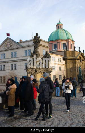 Gruppe von Touristen, die eine Anleitung auf der Karlsbrücke in Prag Tschechische Republik Europa anhören Stockfoto