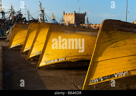 Gelbe kleine Boote im Hafen von Essaouira Marokko Stockfoto