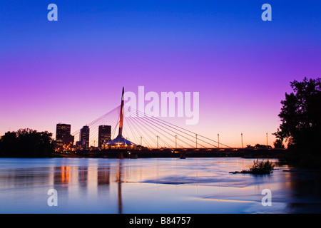 Esplanade Riel Brücke, Red River, Winnipeg, Manitoba, Kanada Stockfoto