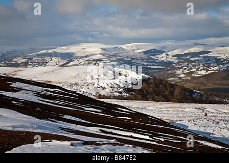 Blick über den schwarzen Bergen im Winter mit alten Steinbrüchen verschneiten Wales UK Stockfoto