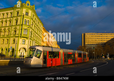 Straßenbahnlinie 9 in Seifertova Straße in Zizkov Viertel von Prag Tschechische Republik Europa Stockfoto