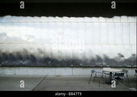 Tisch und Stühlen außerhalb das Weisman Art Museum, University of Minnesota, MN, USA Stockfoto