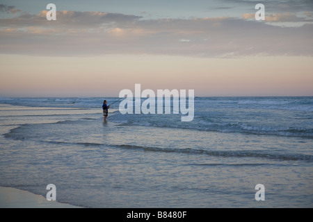 einsame Meer Fischer auf Fraser Island Australien Stockfoto