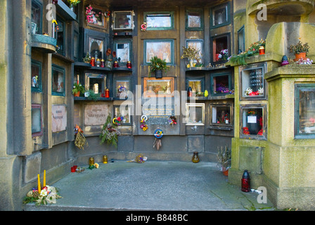 Vitrinen, die funereal Urnen und Erinnerungsstücke an Vojensky Hrbitov dem Soldatenfriedhof in Stadtteil Zizkov in Prag enthalten Stockfoto