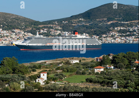 Das Kreuzfahrtschiff MS Queen Victoria Verankerung in den Golf von Samos vor Samos-Stadt. Stockfoto