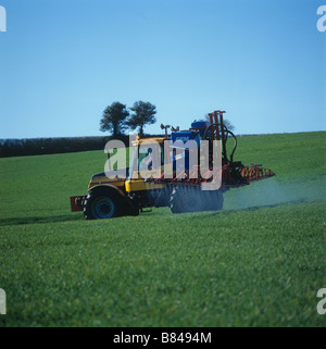 Fastrac Traktor und montierte Gem Spritze Spritzen junge Gerste Ernte im Spätwinter Stockfoto