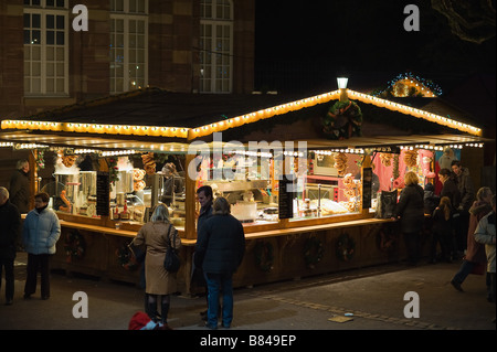 Garküche, "Christkindelsmärik" Weihnachtsmarkt in der Nacht, Straßburg, Elsass, Frankreich Stockfoto