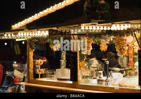 Garküche, Weihnachtsmarkt "Christkindelsmärik", Straßburg, Elsass, Frankreich Stockfoto