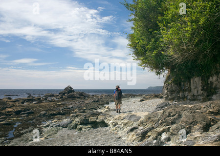 BRITISH COLUMBIA Wanderer auf Sombrio Strand nach der Juan de Fuca Marine Trail die Strait Of Juan De Fuca parallelen. Stockfoto