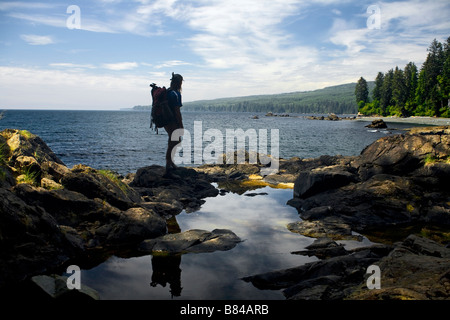 BRITISH COLUMBIA - Wanderer auf dem Juan De Fuca Trail südlich von Sombro Beach in Juan De Fuca Provincial Park auf Vancouver Island. Stockfoto