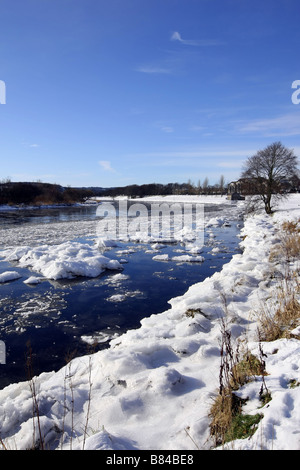 Die gefrorenen Fluss Dee in der Stadt von Aberdeen, Schottland, UK, mit riesigen Brocken aus Eis und Schnee im Winter. Stockfoto