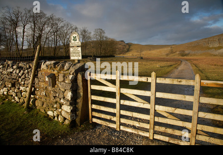 Tor und Schild am Eingang zu den Wanderweg rund um den nationalen Treuhandvermögen bei Malham Tarn in North Yorkshire dales Stockfoto