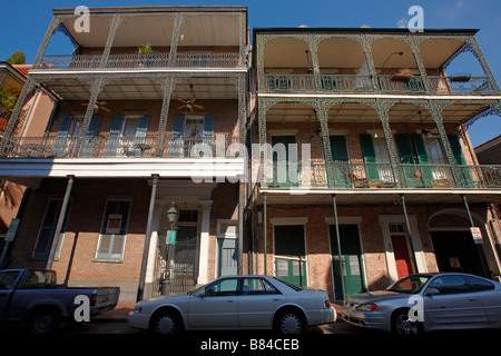 Typische alte Wohnhäuser mit Balkonen im Französischen Viertel (Altstadt). New Orleans, Louisiana, USA. Stockfoto