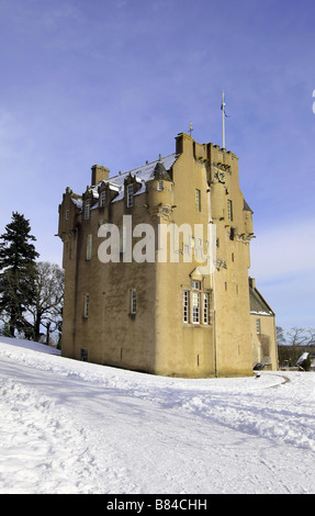 Außenansicht des Crathes Castle und einen Garten in der Nähe von Banchory, Aberdeenshire, Schottland, UK im Winter mit Schnee bedeckt. Stockfoto