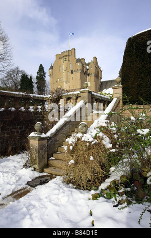 Außenansicht des Crathes Castle und einen Garten in der Nähe von Banchory, Aberdeenshire, Schottland, UK im Winter mit Schnee bedeckt. Stockfoto