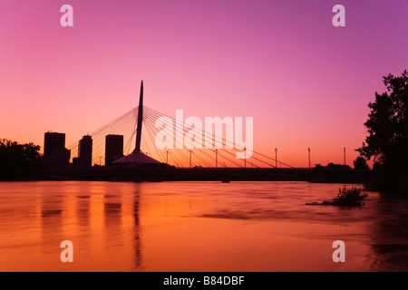 Esplanade Riel Brücke, Red River, Winnipeg, Manitoba, Kanada Stockfoto