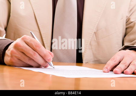 Geschäftsmann Unterzeichnung einige wichtige Dokumente selektiven Fokus Stockfoto