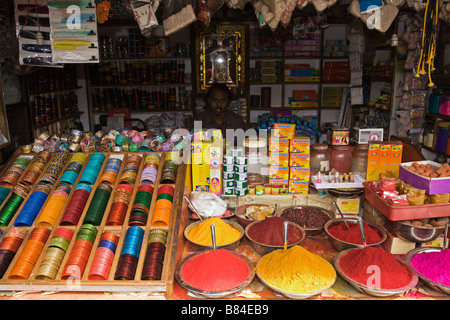 Mann, Verkauf von farbigen Kumkum Pulver und Armreifen in Devaraja-Markt in Mysore, Karnataka, Indien Stockfoto