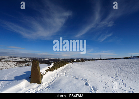 Winter Blick über Royd Kante Clough, Meltham in der Nähe von Hereford, West Yorkshire, Peak District National Park, England, UK. Stockfoto