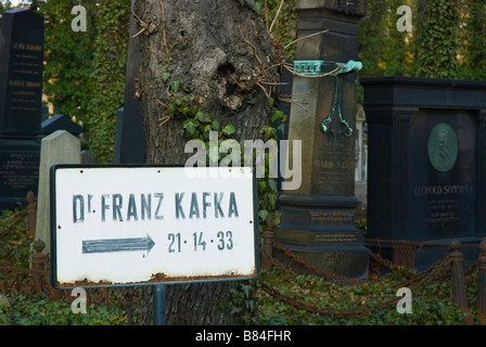 Melden Sie Richtung Grab von Franz Kafka auf Zidovske Hrbitovy den jüdischen Friedhof in Prag-Tschechische Republik Stockfoto