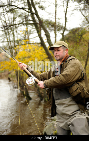 Fliegenfischen auf den Horseburgh schlagen Fluss Tweed Scotland Stockfoto