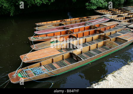 Stocherkähne auf dem Fluss Cherwell, Oxford, Oxfordshire, Vereinigtes Königreich Stockfoto