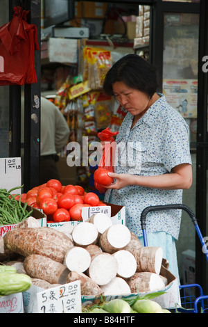 Chinesische Frau shopping für Produkte auf ethnischen Markt in Chinatown Manhattan New York Stockfoto