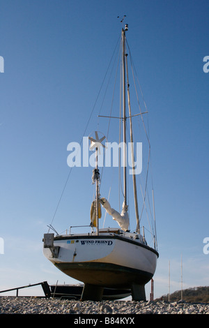 Kleines Boot am Ufer bei Lyme Regis Stockfoto