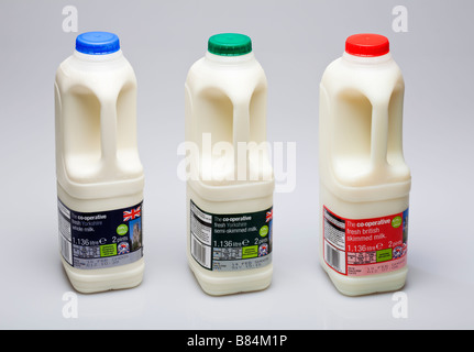 Milch - voll Fett Semi Magermilch und Magermilchpulver Kartons UK auf weiß Stockfoto