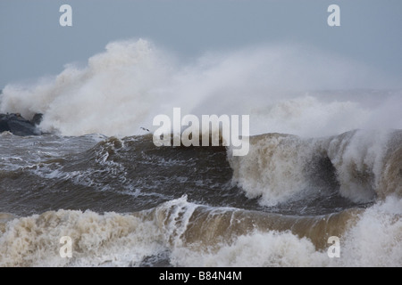 Hochwasser - brechenden Wellen an der Küste von North Norfolk Stockfoto