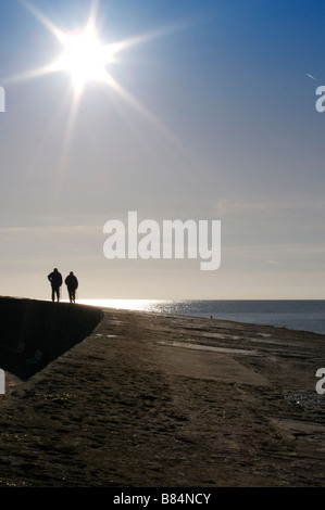 2 Wanderer auf Cobb bei Lyme Regis Stockfoto