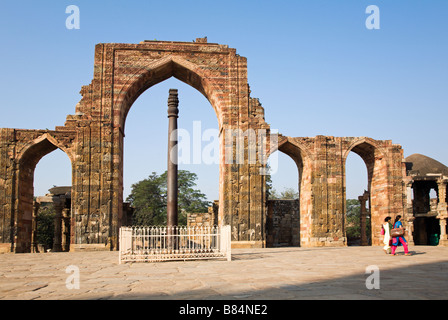 Ruinen der Indias erste Moschee Quwwat-Ul Islam und der Gupta Periode 1600 Jahre alte Eisen-Säule, die nicht, bei Qutab Minar rostet Stockfoto