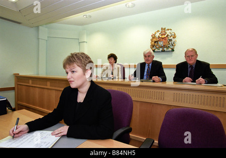 Gericht der Rechtsabteilung vor Richter in einem Gericht zu sitzen. Stockfoto