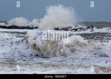 Hochwasser - brechenden Wellen an der Küste von North Norfolk Stockfoto