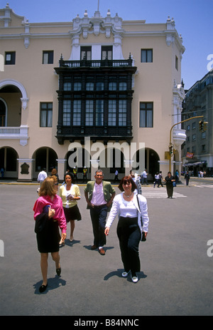 Peruaner, peruanische Volk, Männer, Frauen, Rathaus, Ayuntamiento, Palacio Municipal, Plaza de Armas, Lima, Lima, Peru, Südamerika Stockfoto