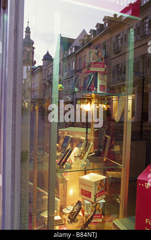 Reflexionen von Gebäuden von der Alstadt (Old Town) in Gebäuden an der unteren Straße (untere Straße)-Heidelberg, Deutschland. Stockfoto