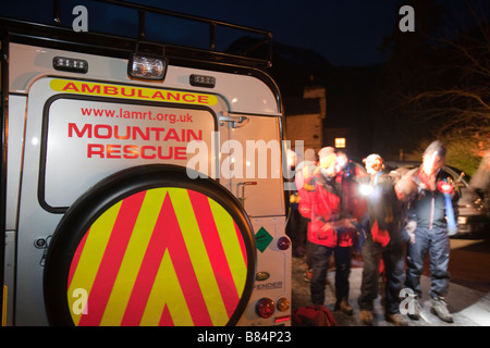 Langdale Ambleside Mountain Rescue Team Langdale Pikes entführen eine verletzter Wanderer in der Nacht in der Nähe von Ambleside Lake District Stockfoto