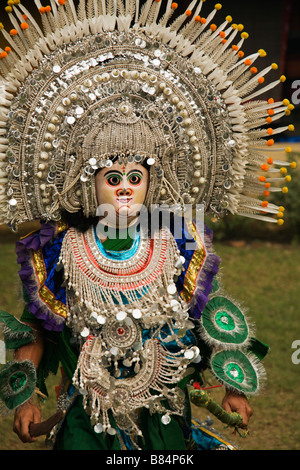 Chhau Tänzer aus Purulia in West-Bengalen, die Durchführung einer lokalen maskierten Tanzes in New Delhi Indien Stockfoto