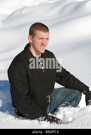 Junger Mann genießen einen frischen Schnee fallen Stockfoto