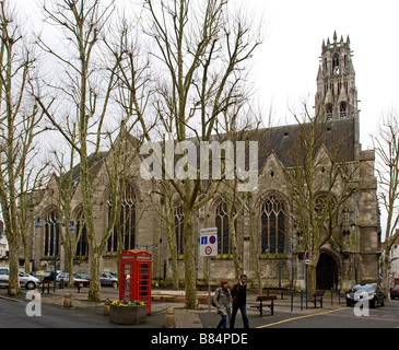 Ort d'Ipswich nordfranzösischen Arras. Arras Istwinned mit Ipswich und der Platz hat eine rote Anruferdateneintrags-Box von der Kirche Stockfoto
