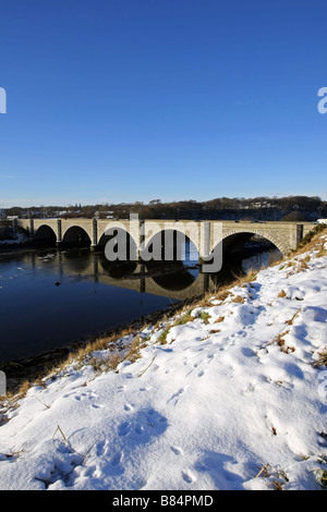 Brücke von Don bei Donmouth über den Fluss Don in das Stadtzentrum von Aberdeen, Schottland, UK im Winter mit Schnee an den Flussufern. Stockfoto