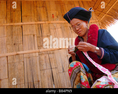 Yao (Mien) Dame der Bergstämme nähen, Nord-Thailand Stockfoto