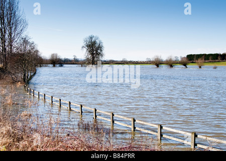 Wasser-Wiese in Thame Unterwasser weiterführender den letzten Schnee schmelzen Stockfoto