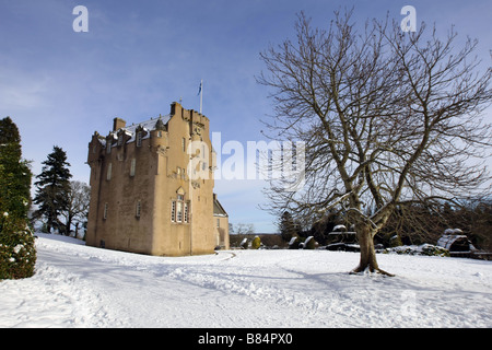 Außenansicht des Crathes Castle und einen Garten in der Nähe von Banchory, Aberdeenshire, Schottland, UK im Winter mit Schnee bedeckt. Stockfoto