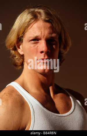 Porträt des jungen Mannes im Fitness-studio Stockfoto
